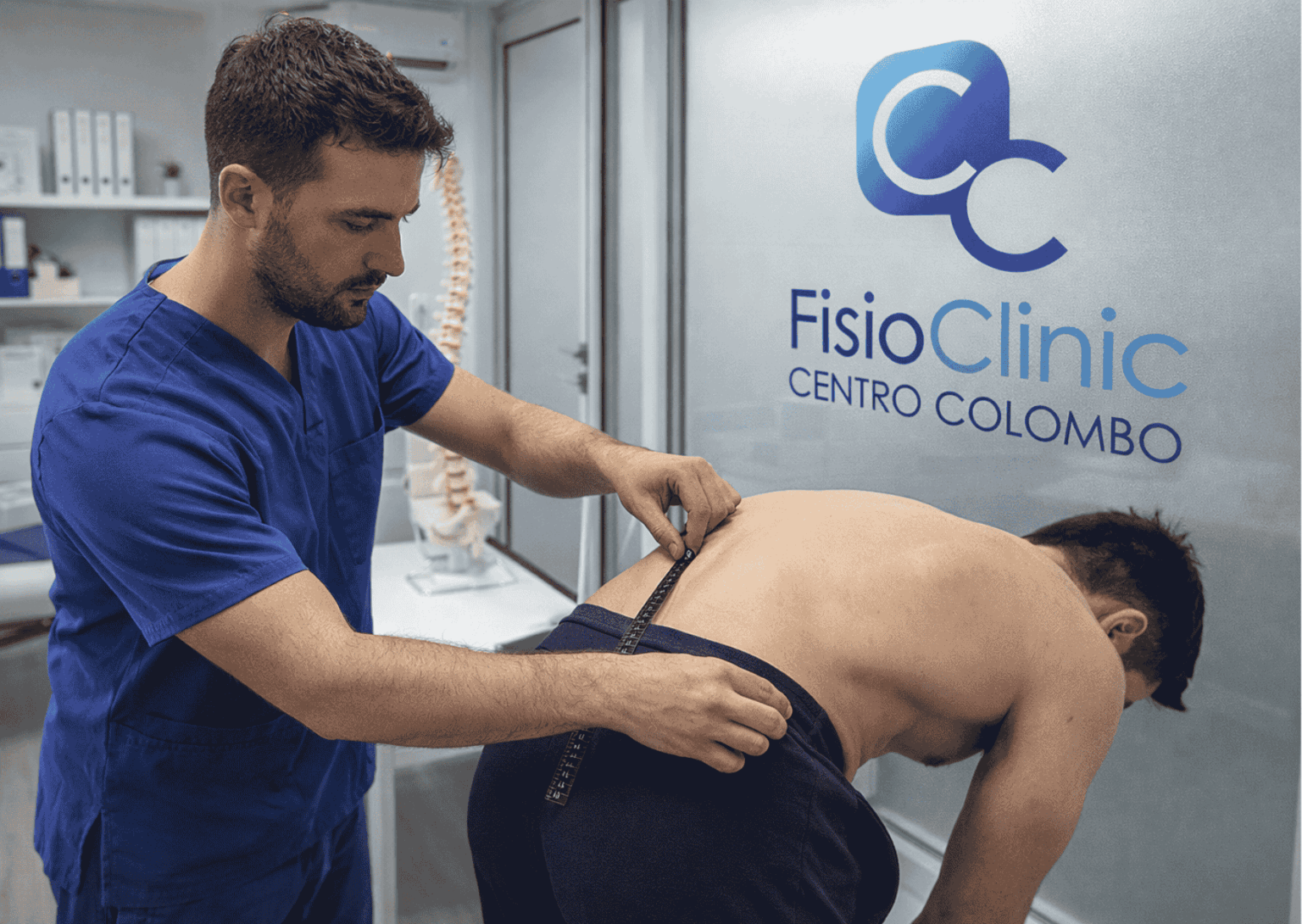Fisioterapista esegue test di Schober su paziente con lombalgia presso FisioClinic Genova